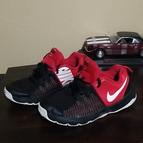 Nike Hustle Quick Shoes Black Red Size 4Y Youth - Picture 10 of 10